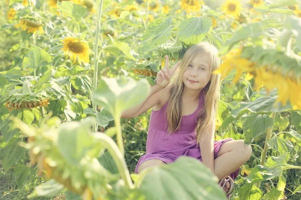 Tatlı Bir Kızın Portresi Ayçiçeği Tarlasında Özgürlüğün Tadını Çıkarıyor — Stok fotoğraf