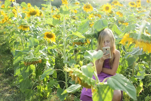 Retrato Linda Chica Triste Campo Girasoles —  Fotos de Stock