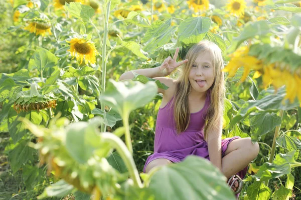 Portrait Fille Mignonne Jouissant Liberté Dans Champ Tournesols — Photo