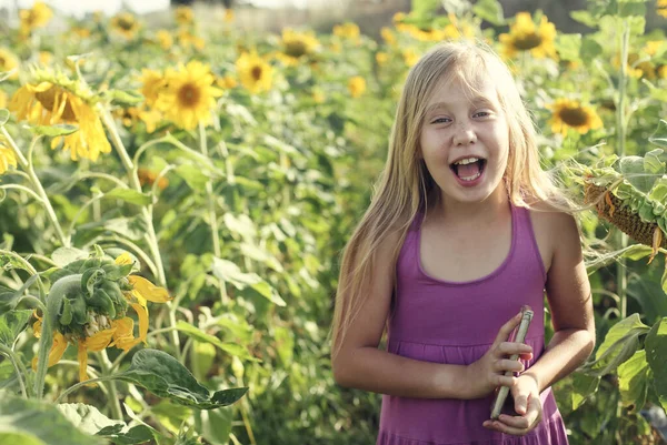 Portret Van Schattig Meisje Genieten Van Vrijheid Zonnebloemen Veld — Stockfoto