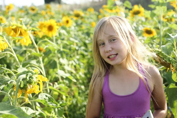 Portret Van Schattig Meisje Genieten Van Vrijheid Zonnebloemen Veld — Stockfoto