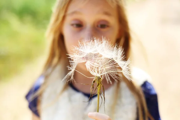 Portret Van Schattig Meisje Met Paardebloem Outdoor — Stockfoto