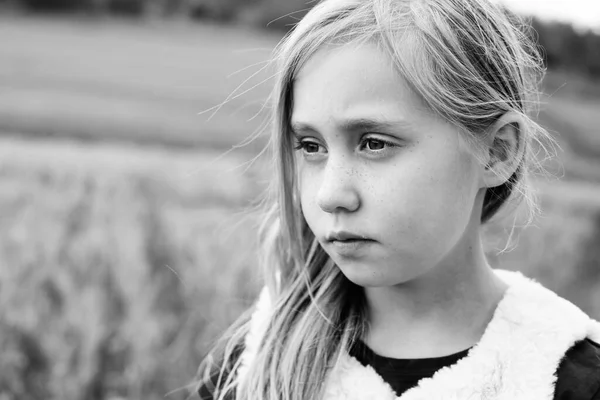 Portret Poważnej Letniej Dziewczynki — Zdjęcie stockowe