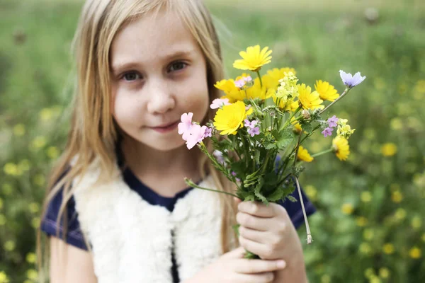 Retrato Niña Años Con Flores —  Fotos de Stock