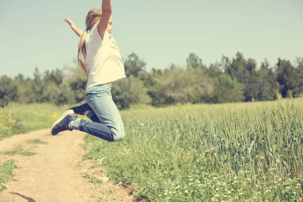 Niña Años Caminando Campo Flores — Foto de Stock