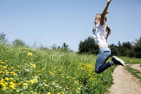 Niña Años Caminando Campo Flores — Foto de Stock