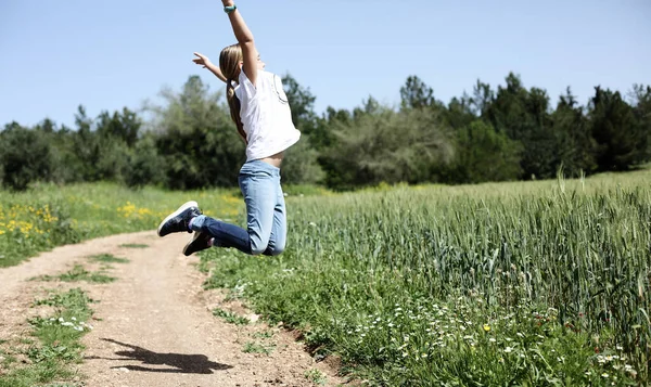 Ragazza Anni Camminando Nel Campo Dei Fiori — Foto Stock