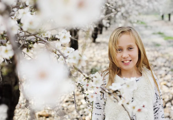 9歳の少女は春の庭を歩く木の開花中に — ストック写真