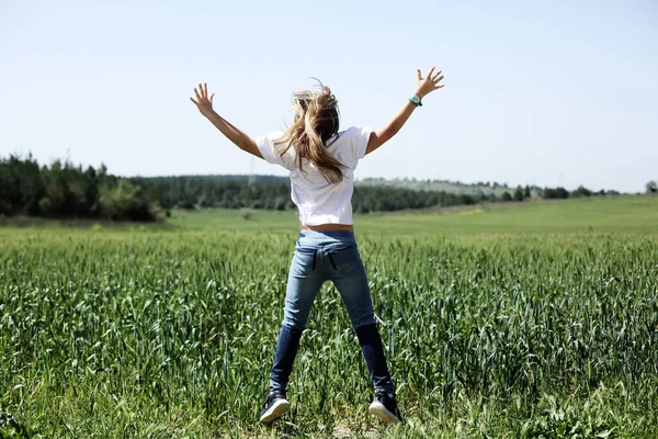 Çiçek tarlasında yürüyen 9 yaşında bir kız. 
