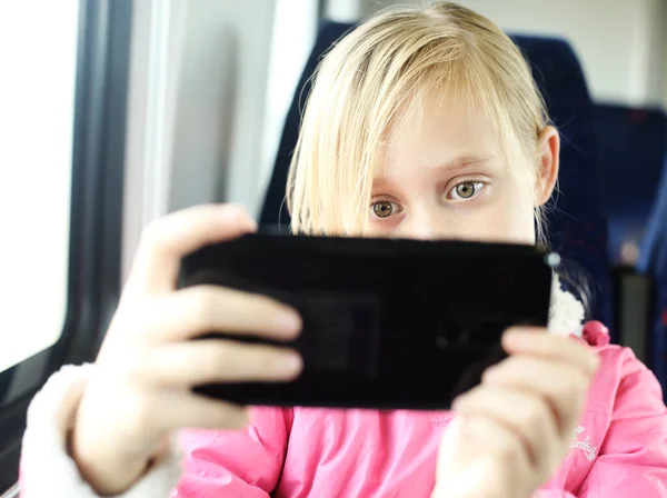 Porträt Eines Fröhlichen Jährigen Mädchens Das Ein Selfie Macht — Stockfoto