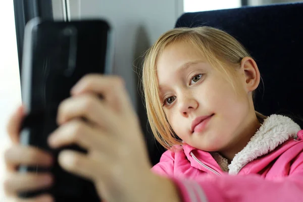 Yaşındaki Neşeli Bir Kızın Selfie Çektiği Portresi — Stok fotoğraf