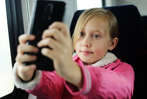 Portret Van Een Vrolijk Jarig Meisje Dat Een Selfie Maakt — Stockfoto