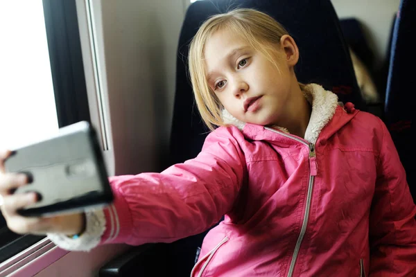 Portret Van Een Vrolijk Jarig Meisje Dat Een Selfie Maakt — Stockfoto