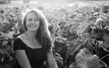 Mutlu olgun bir kadının portresi Ayçiçeği tarlasında özgürlüğün tadını çıkarıyor