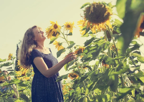 Retrato Mujer Madura Feliz Disfrutando Libertad Campo Girasoles — Foto de Stock