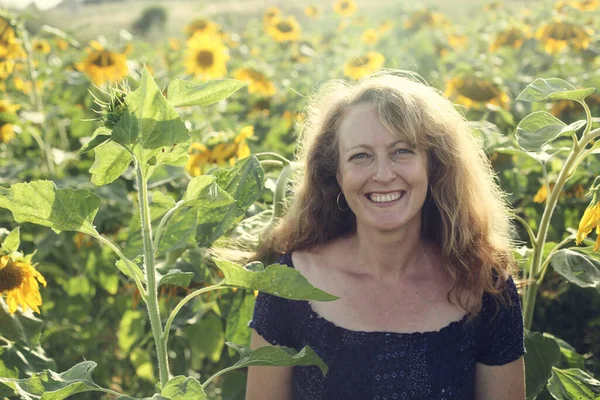 Porträt Einer Glücklichen Reifen Frau Die Die Freiheit Sonnenblumenfeld Genießt — Stockfoto
