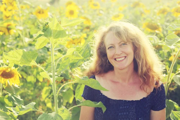 Portret Van Gelukkig Volwassen Vrouw Genietend Van Vrijheid Het Zonnebloemenveld — Stockfoto