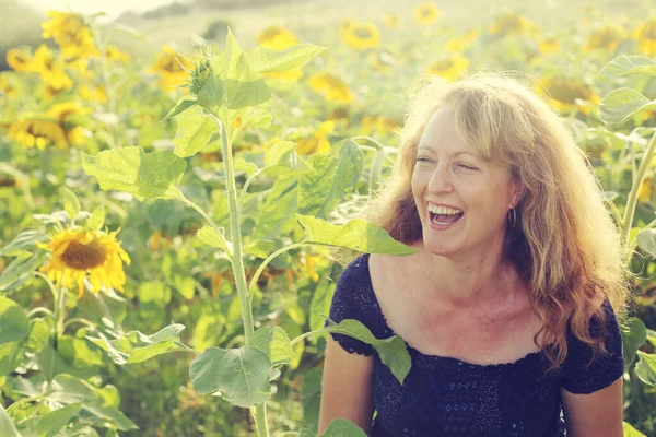 Portrait Happy Mature Woman Enjoying Freedom Sunflowers Field — Stock Photo, Image