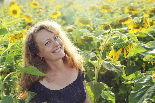 Porträtt Lycklig Mogen Kvinna Njuter Frihet Solrosor Fältet — Stockfoto