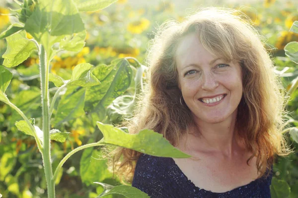 Retrato Mujer Madura Feliz Disfrutando Libertad Campo Girasoles — Foto de Stock