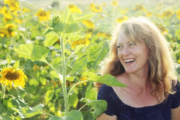 Portret Van Gelukkig Volwassen Vrouw Genietend Van Vrijheid Het Zonnebloemenveld — Stockfoto