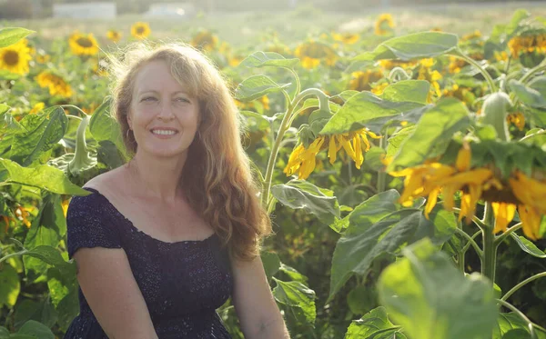 Portret Van Gelukkig Volwassen Vrouw Genietend Van Vrijheid Het Zonnebloemenveld — Stockfoto