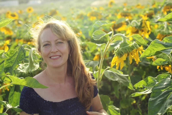 Portret Van Gelukkig Volwassen Vrouw Genietend Van Vrijheid Het Zonnebloemenveld — Stockfoto