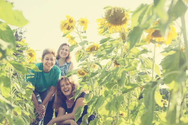 Portret Van Vrolijke Volwassen Vrouwen Genietend Van Vrijheid Het Zonnebloemenveld — Stockfoto