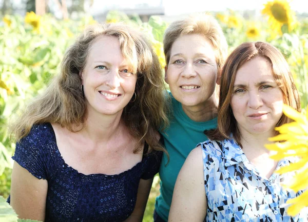 Retrato Mujeres Maduras Felices Disfrutando Libertad Campo Los Girasoles — Foto de Stock