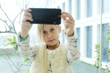 Genç 9 yaşındaki blogcu selfie çekiyor.