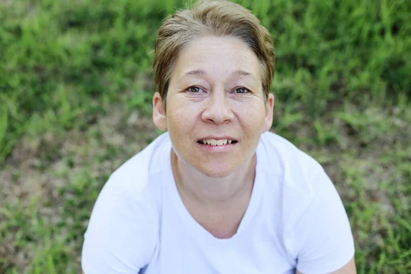 Outdoor Portret Van Mooie Jaar Oude Vrouw — Stockfoto