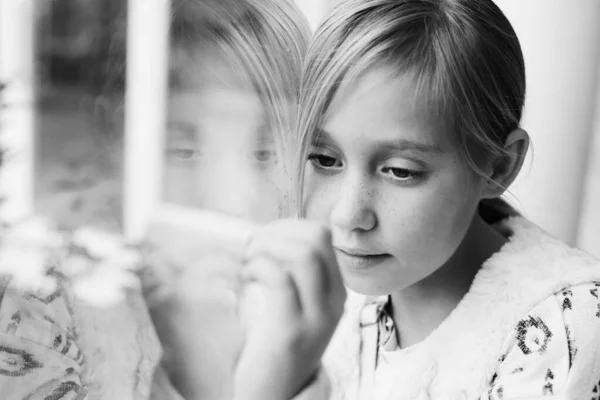 Junges Mädchen Schaut Aus Dem Fenster Quarantäne Konzept — Stockfoto