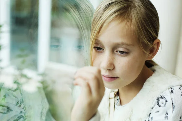Молода Дівчина Дивиться Крізь Вікно Концепція Карантину — стокове фото