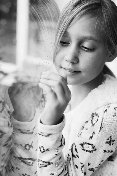 Junges Mädchen Schaut Aus Dem Fenster Quarantäne Konzept — Stockfoto