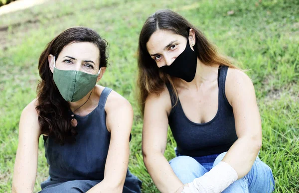 Portret Van Twee Aantrekkelijke Volwassen Vrouwen Met Masker Coronavirusstijl — Stockfoto