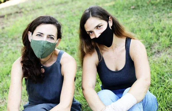 Ritratto Due Donne Mature Attraenti Con Maschera Stile Coronavirus — Foto Stock