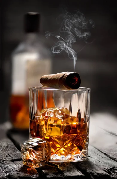 Cigar on a glass — Stock Photo, Image