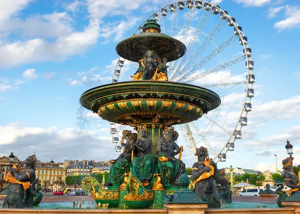 Fonte e roda gigante em Paris — Fotografia de Stock