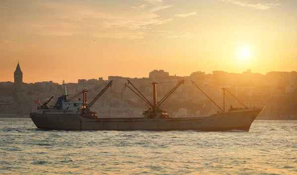 Navio de carga em Istambul — Fotografia de Stock