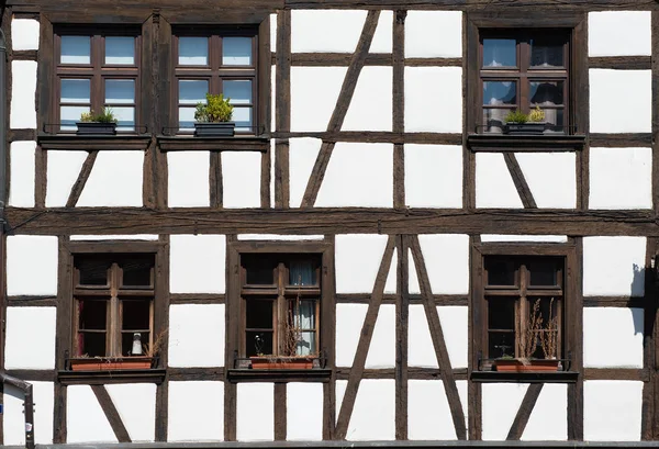 Fenster eines Hauses in Straßburg — Stockfoto