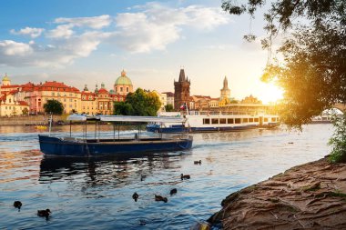vltava Nehri üzerinde tekne