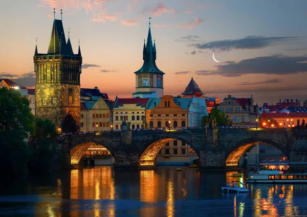 Mond über der Karlsbrücke — Stockfoto