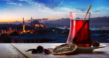 Istanbul'da bir cami arka planda Türk çayı