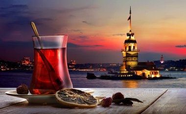 İstanbul 'daki bakir kulenin arka planında Türk çayı