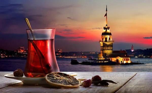 土耳其茶 在伊斯坦布尔的处女塔的背景下 — 图库照片