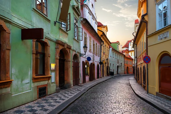 Calle estrecha en Praga — Foto de Stock