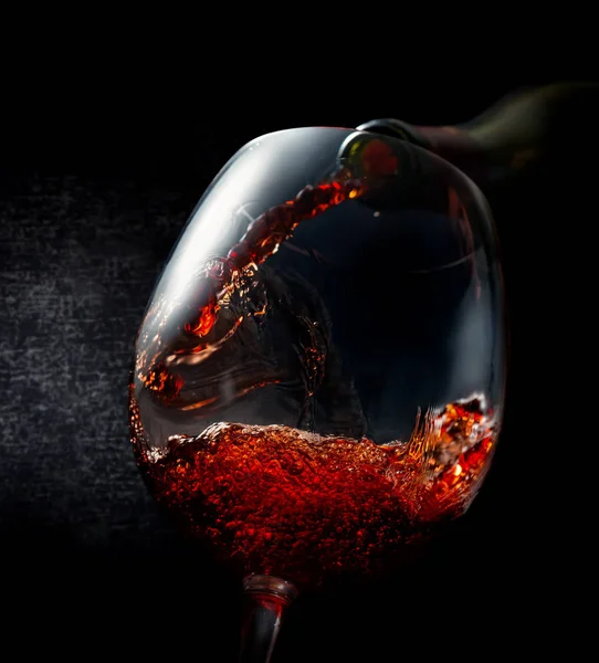 Verser le vin dans le verre à vin — Photo