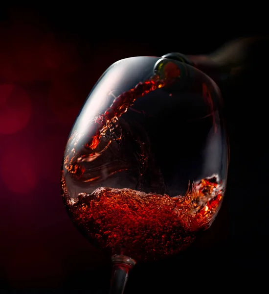 Vinho sobre um fundo vermelho — Fotografia de Stock