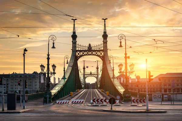Liberty bridge at sunrise — Stock Photo, Image