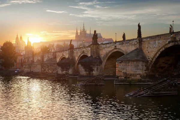 Atardecer sobre el puente Charles — Foto de Stock